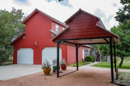 Art Bunkhouse Fredericksburg Hideaway with Hot Tub - image 10