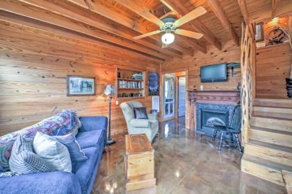 Art Bunkhouse Fredericksburg Hideaway with Hot Tub - image 11