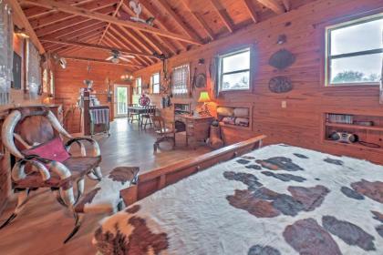 Art Bunkhouse Fredericksburg Hideaway with Hot Tub - image 14