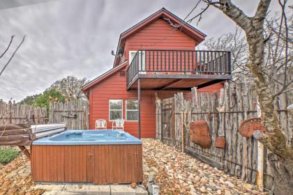 Art Bunkhouse Fredericksburg Hideaway with Hot Tub - image 15