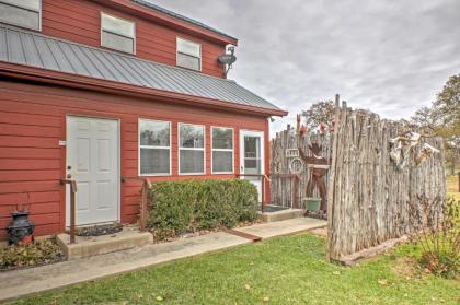 Art Bunkhouse Fredericksburg Hideaway with Hot Tub - image 16