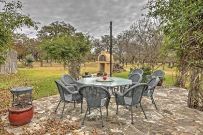 Art Bunkhouse Fredericksburg Hideaway with Hot Tub - image 4
