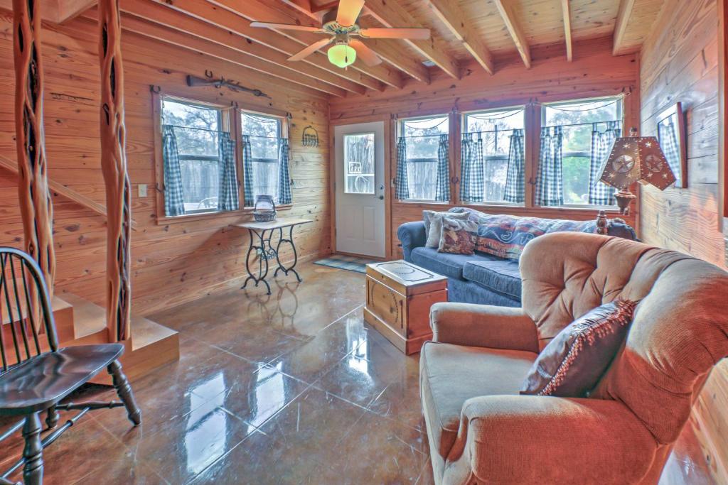 Art Bunkhouse Fredericksburg Hideaway with Hot Tub - image 5