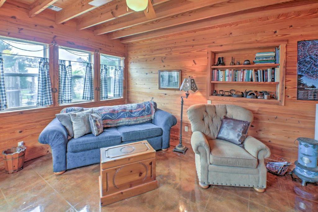 Art Bunkhouse Fredericksburg Hideaway with Hot Tub - image 6