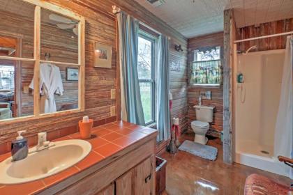 Art Bunkhouse Fredericksburg Hideaway with Hot Tub - image 8