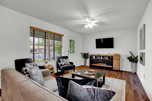 New! Gorgeous Bluebonnet House with Deck & Fire Pit - main image