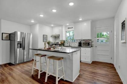 New! Gorgeous Bluebonnet House with Deck & Fire Pit - image 3