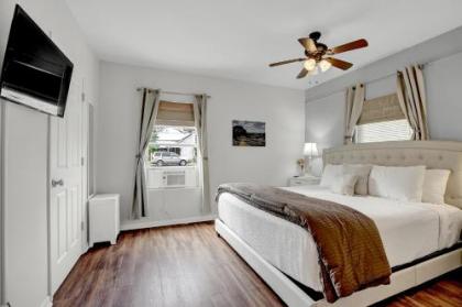New! Gorgeous Bluebonnet House with Deck & Fire Pit - image 4