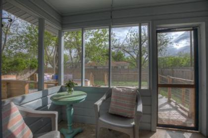 New! Gorgeous Bluebonnet House with Deck & Fire Pit - image 5
