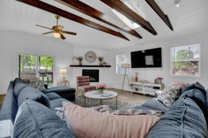 New Charming Pink Haus 1 mile to main St with Firepit