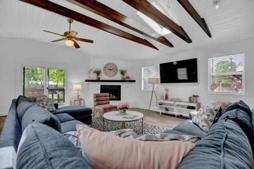 New! Charming Pink Haus 1 Mile to Main St with Firepit! - main image