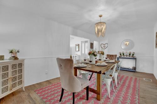 New! Charming Pink Haus 1 Mile to Main St with Firepit! - image 4