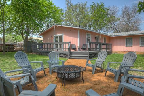 New! Charming Pink Haus 1 Mile to Main St with Firepit! - image 5