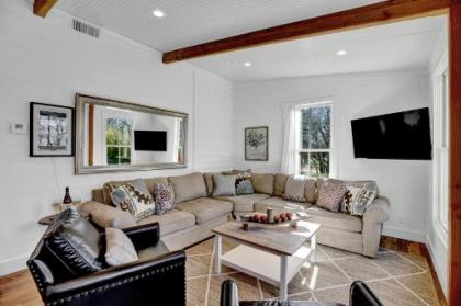 New Charming Home Near main with Grill and FirePit Texas