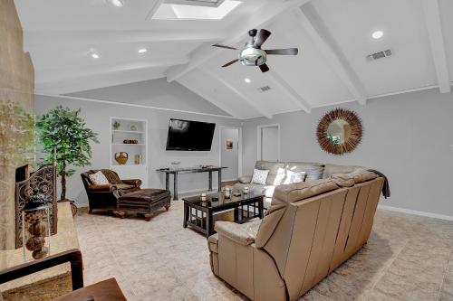 New Stunning Home with Firepit and Grill - image 2