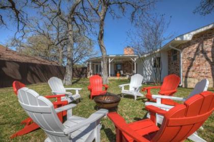 New Stunning Home with Firepit and Grill - image 4