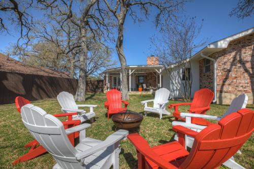 New Stunning Home with Firepit and Grill - image 4