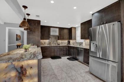 New Stunning Home with Firepit and Grill - image 5