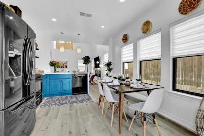 NEW Luxury modern Home with Hot tub and Deck and firepit