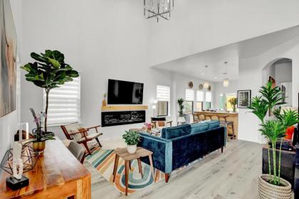NEW Luxury Modern Home with Hot tub and Deck and firepit - image 4