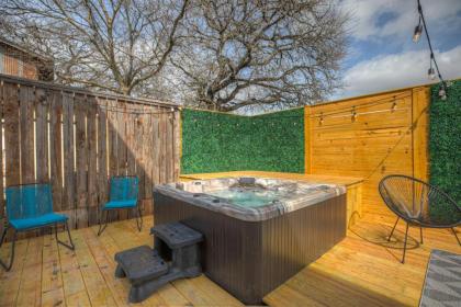 NEW Luxury Modern Home with Hot tub and Deck and firepit - image 5