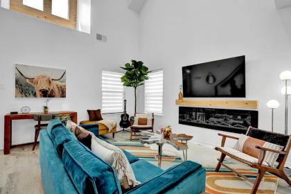 NEW Luxury Modern Home with Hot tub and Deck and firepit - image 7