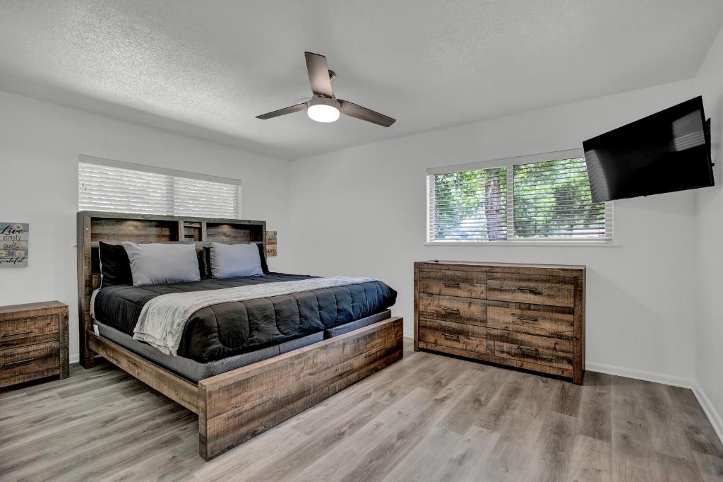 New Charming House with Hot tub and Grill and Pool Table - image 6