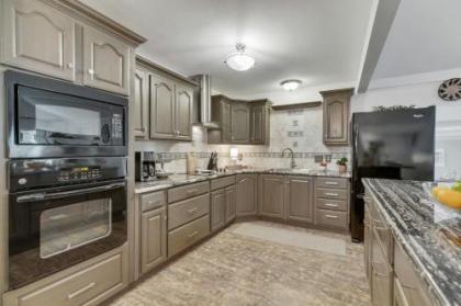 Gorgeous Home Near Wineries with Hot Tub and Fire Pit - image 3