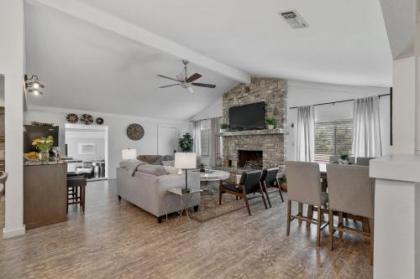 Gorgeous Home Near Wineries with Hot Tub and Fire Pit - image 5