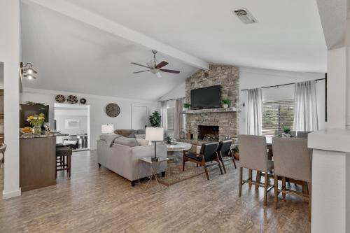 Gorgeous Home Near Wineries with Hot Tub and Fire Pit - image 5