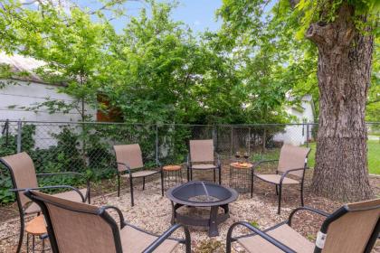 Vibrant Contemporary Texas Hill Country Home with Firepit - image 6