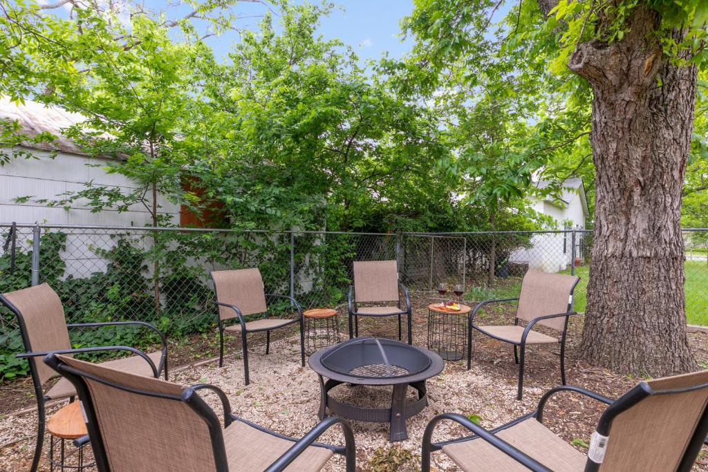 Vibrant Contemporary Texas Hill Country Home with Firepit - image 6