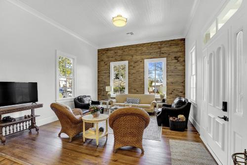 New Luxurious Home with Wine Cellar and Firepit - main image