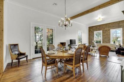 New Luxurious Home with Wine Cellar and Firepit - image 3