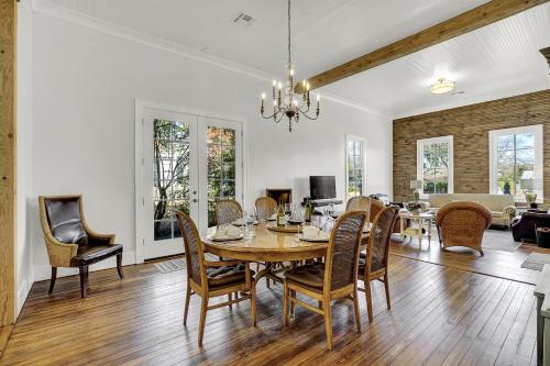 New Luxurious Home with Wine Cellar and Firepit - image 3