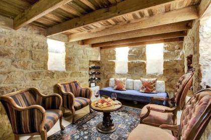 New Luxurious Home with Wine Cellar and Firepit - image 4