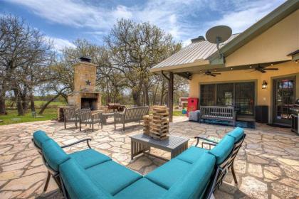 New Hill Country Dream House with pool table and Firepit and GameShed