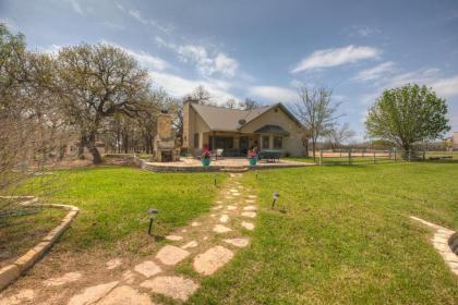 New Hill Country Dream House with pool Table and Firepit and GameShed - image 13