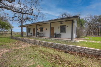 New Hill Country Dream House with pool Table and Firepit and GameShed - image 14