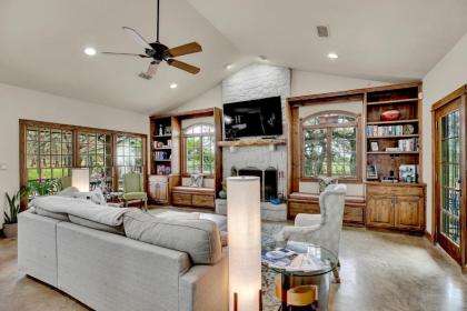 New Hill Country Dream House with pool Table and Firepit and GameShed - image 16