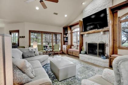 New Hill Country Dream House with pool Table and Firepit and GameShed - image 17