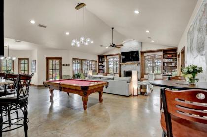 New Hill Country Dream House with pool Table and Firepit and GameShed - image 2