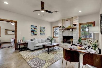 New Hill Country Dream House with pool Table and Firepit and GameShed - image 3
