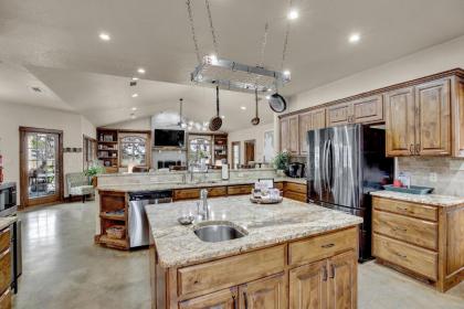 New Hill Country Dream House with pool Table and Firepit and GameShed - image 5