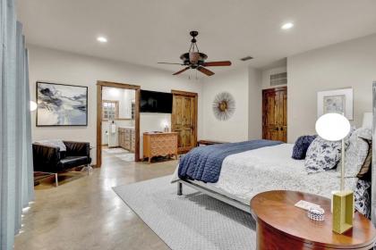 New Hill Country Dream House with pool Table and Firepit and GameShed - image 6