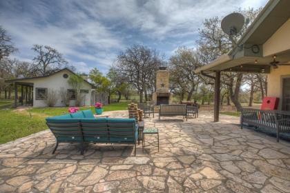 New Hill Country Dream House with pool Table and Firepit and GameShed - image 7