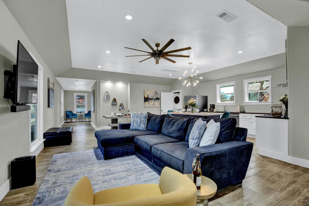 Luxury Home 1 Block To Main With HotTub - main image