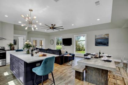 Luxury Home 1 Block To Main With HotTub - image 12