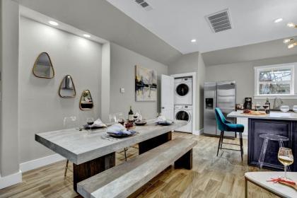 Luxury Home 1 Block To Main With HotTub - image 15