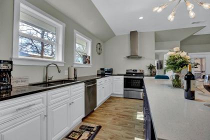 Luxury Home 1 Block To Main With HotTub - image 16